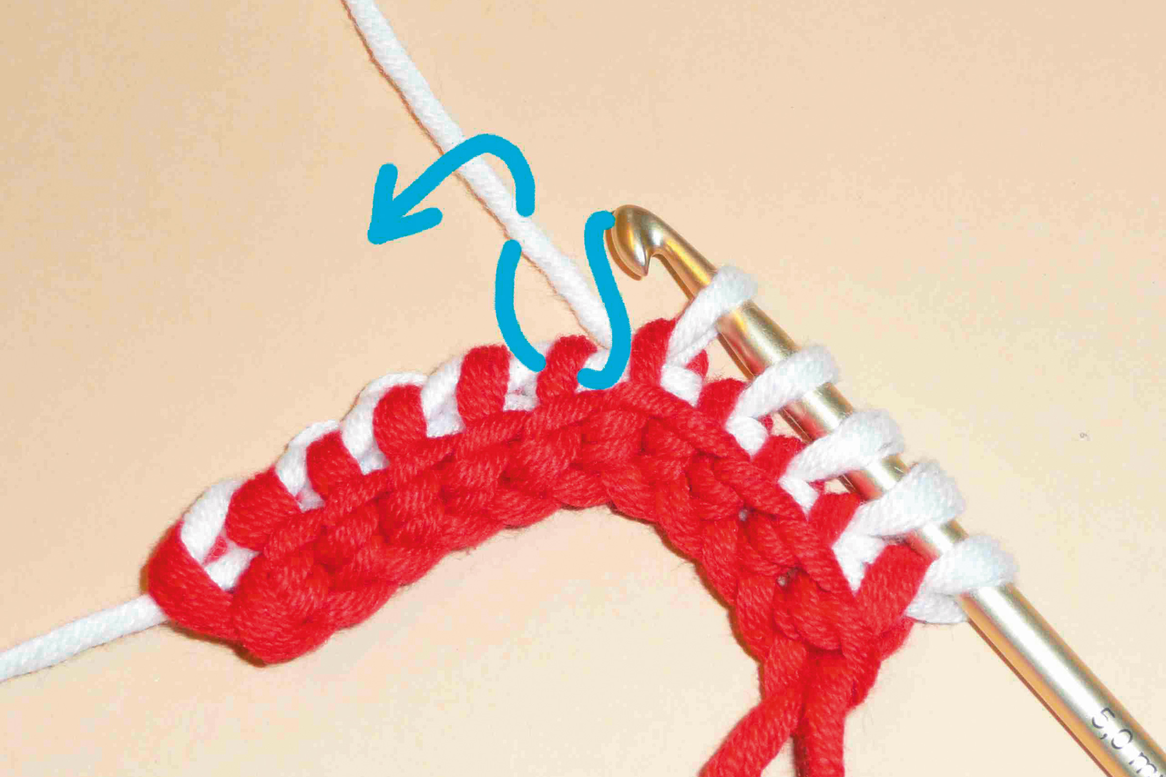 Rot-weiße Häkelarbeit, kräftige Garnfarben, gleichmäßiges Muster, diy, handgemacht.