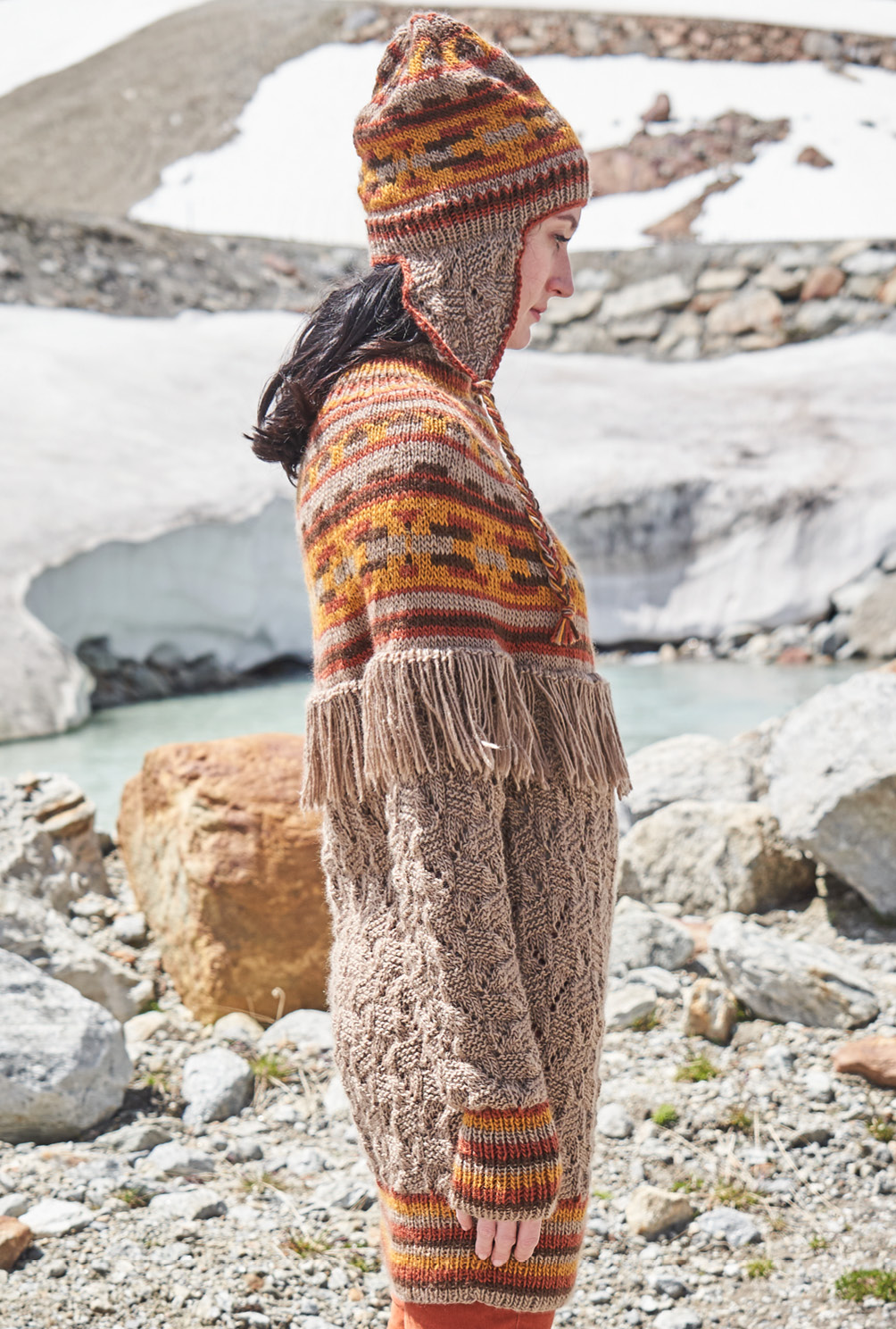 Modellansicht Bild 3: Markante Strukturen und bunte Streifen setzen Pulli und Mütze im Szene!