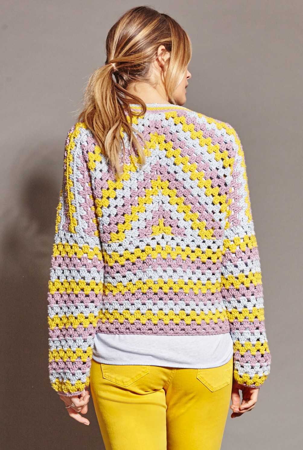 Modellansicht Bild 2: Dreifarbiger Cardigan im Retro-Look