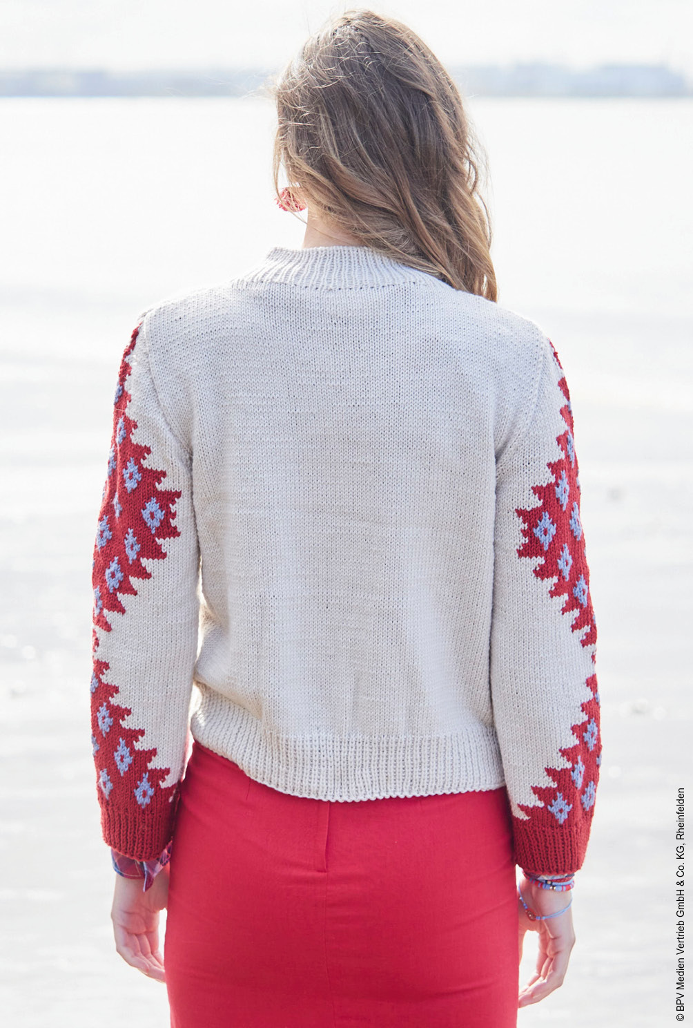 Modellansicht Bild 5: Naturfarbener Pulli mit grafischen Intarsien in Hellblau und Rot