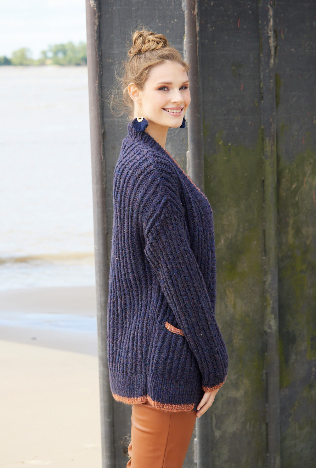 Jacke mit Zopfmuster in Dunkelblau mit orangefarbenen Rändern