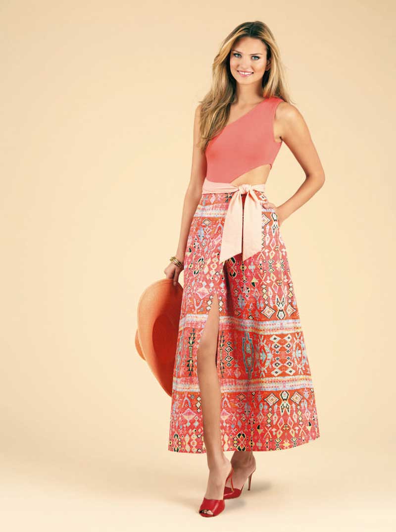 Ein einseitig schulterfreies Kleid mit farbenfrohen Mustern, seitlichem Schlitz und Taillenband. Modisch und lebhaft.