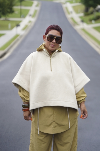 Weite, cremefarbene Kapuzenjacke, olivgrüne Details. Modisch, einzigartig, handgemacht anmutend.