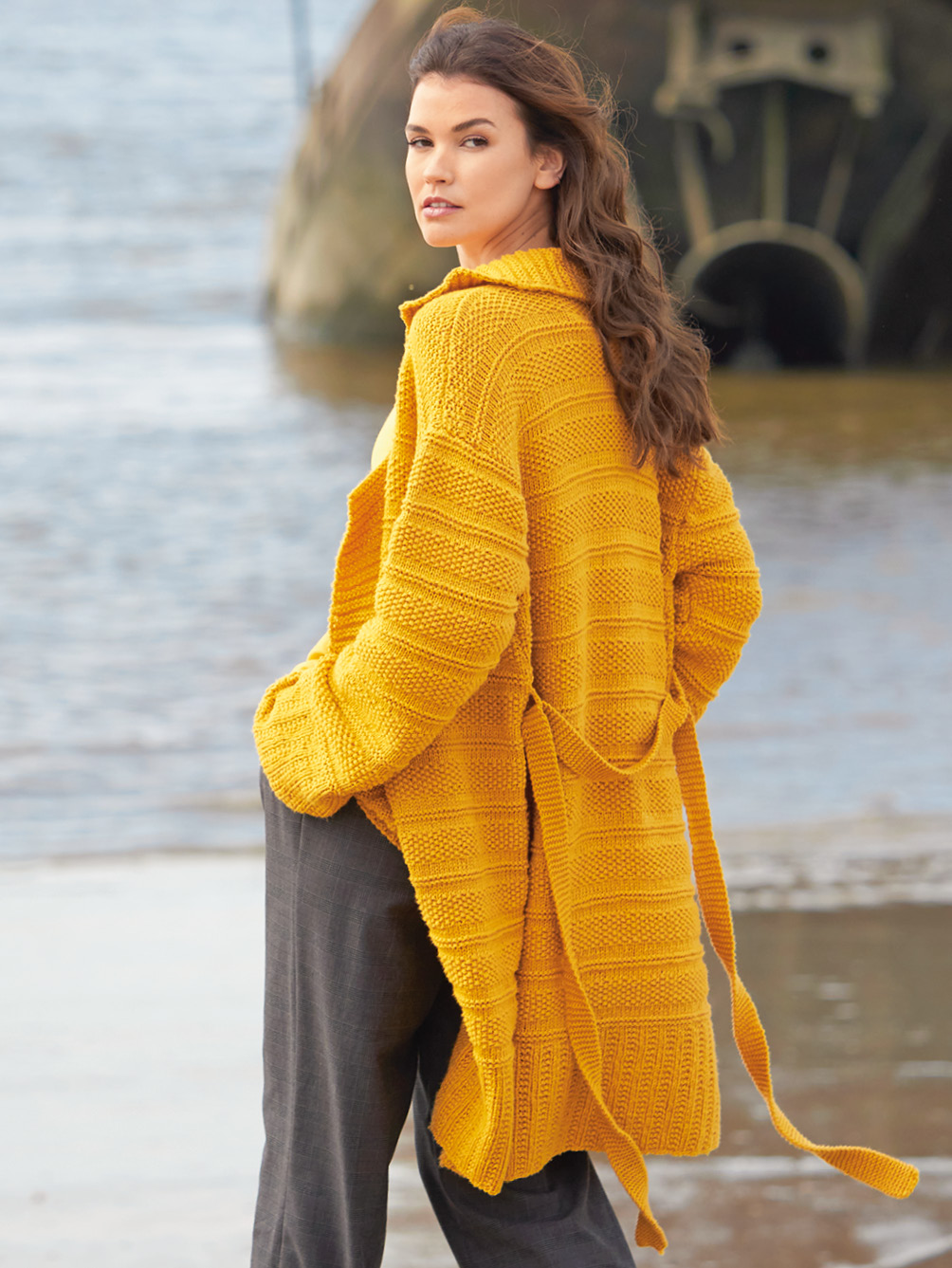 Modellansicht Bild 1: Ockerfarbene Oversize-Jacke mit Reverskragen
