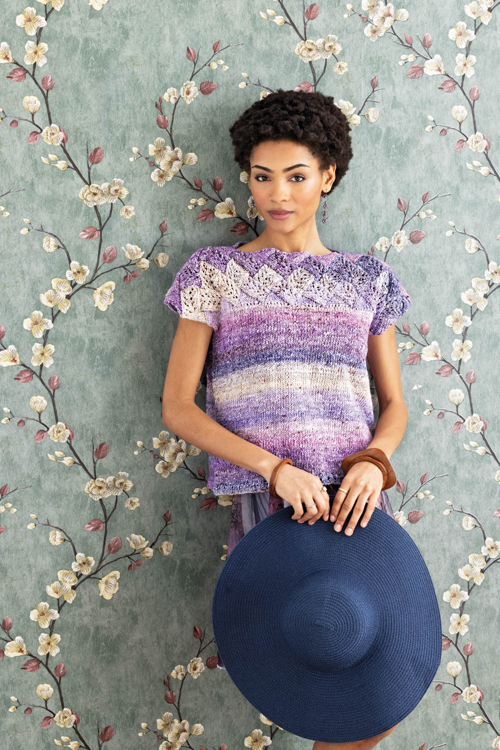 Violett gestreiftes, selbstgemachtes Strick-Top mit Spitzenmuster. Modisch, handgemacht, DIY.