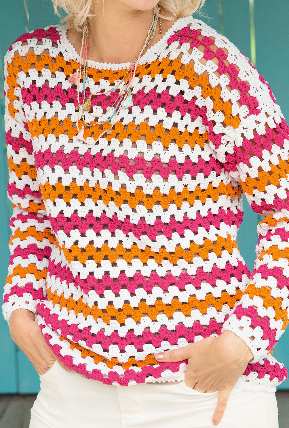 Modellansicht Bild 4: Pulli in Sommerfarben und optischem Welleneffekt