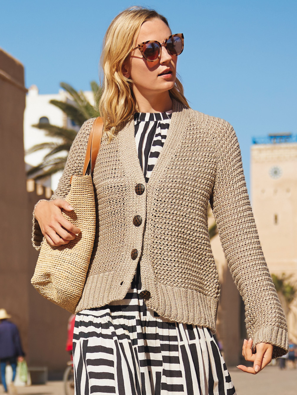Modellansicht Bild 1: Raglanjacke mit Knopfleiste