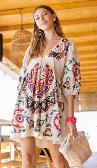 Modisches Kleid mit bunten, floralen Mustern. Weit geschnitten, handgemacht. Ethno-Vibes, Boho-Chic.