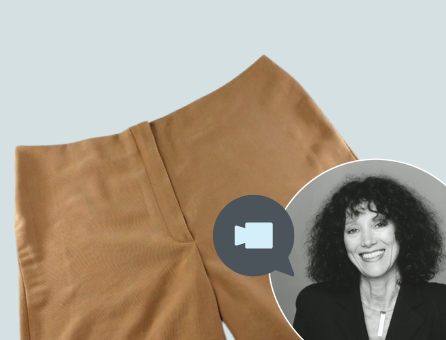 Elegante beige Hose, minimalistischer Schnitt, glatte Textur, modisch und zeitlos.