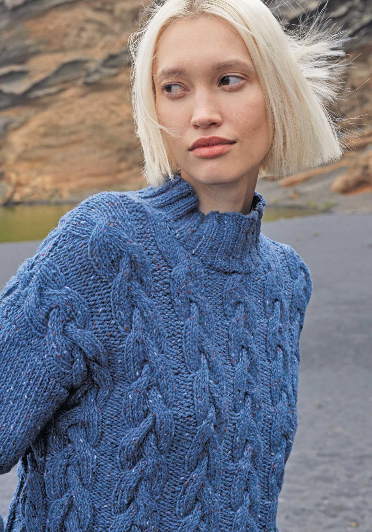 Blauer Pullover mit Zopfmuster, dicke Strickoptik, handgearbeitet, gemütlicher Stil, raffinierte Textur.