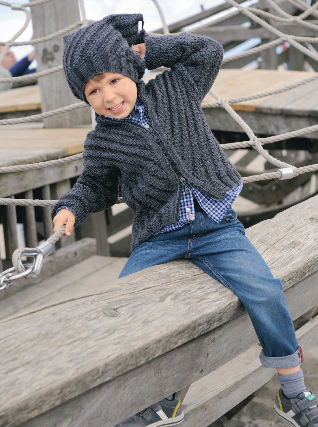 Grauer Strickpullover und Mütze, kariertes Hemd, blaue Jeans. Modisch, handgemacht, gemütlich.