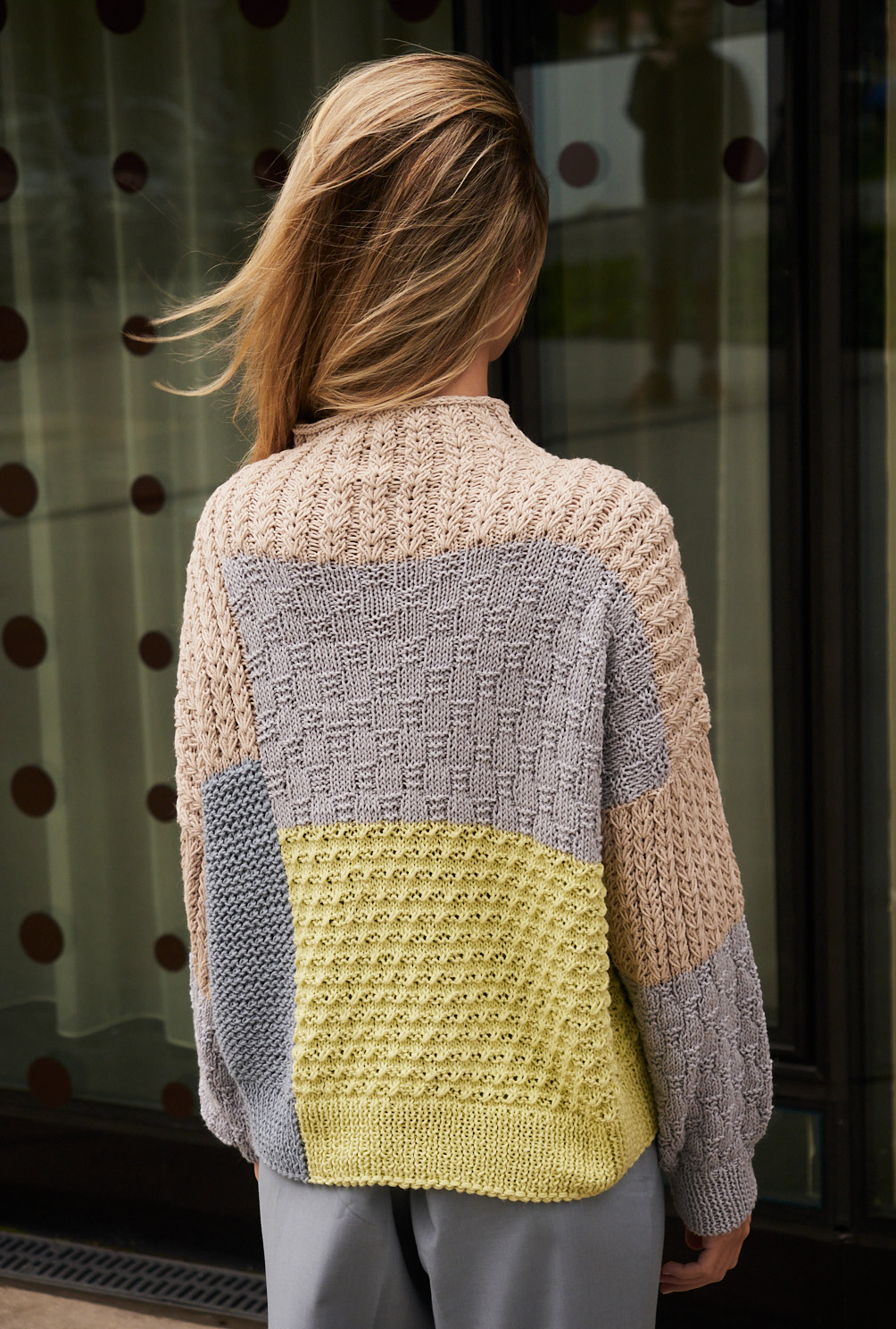 Modellansicht Bild 5: Pulli im Patchworklook in Grau, Beige und Gelb