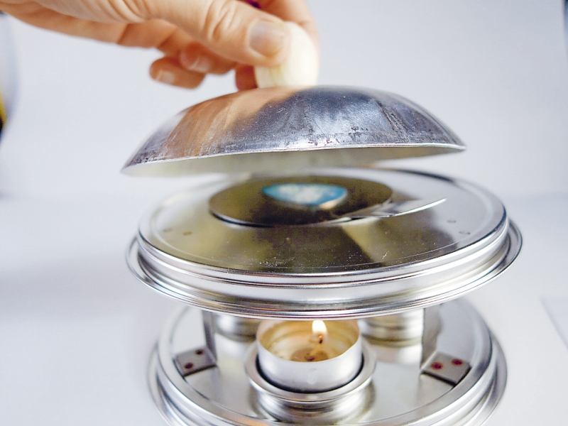 Kreativer DIY-Ofen aus Metall, mit Teelicht beheizt. Funktional, innovatives Design, handgefertigt.