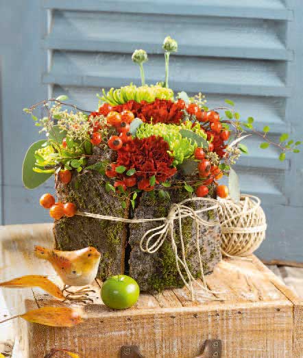 DIY Blumendesign, buntes Rot-Grün, rustikaler Look, handgewickelt mit Naturmaterial, modisch und natürlich.