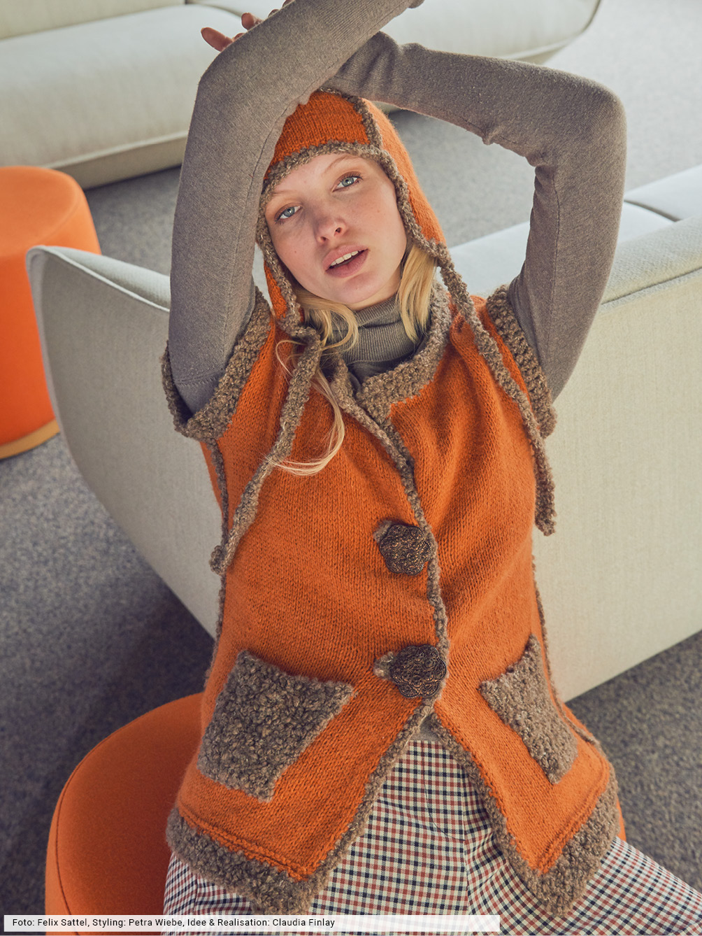 Modellansicht Bild 1: Knopf-Weste mit Mütze