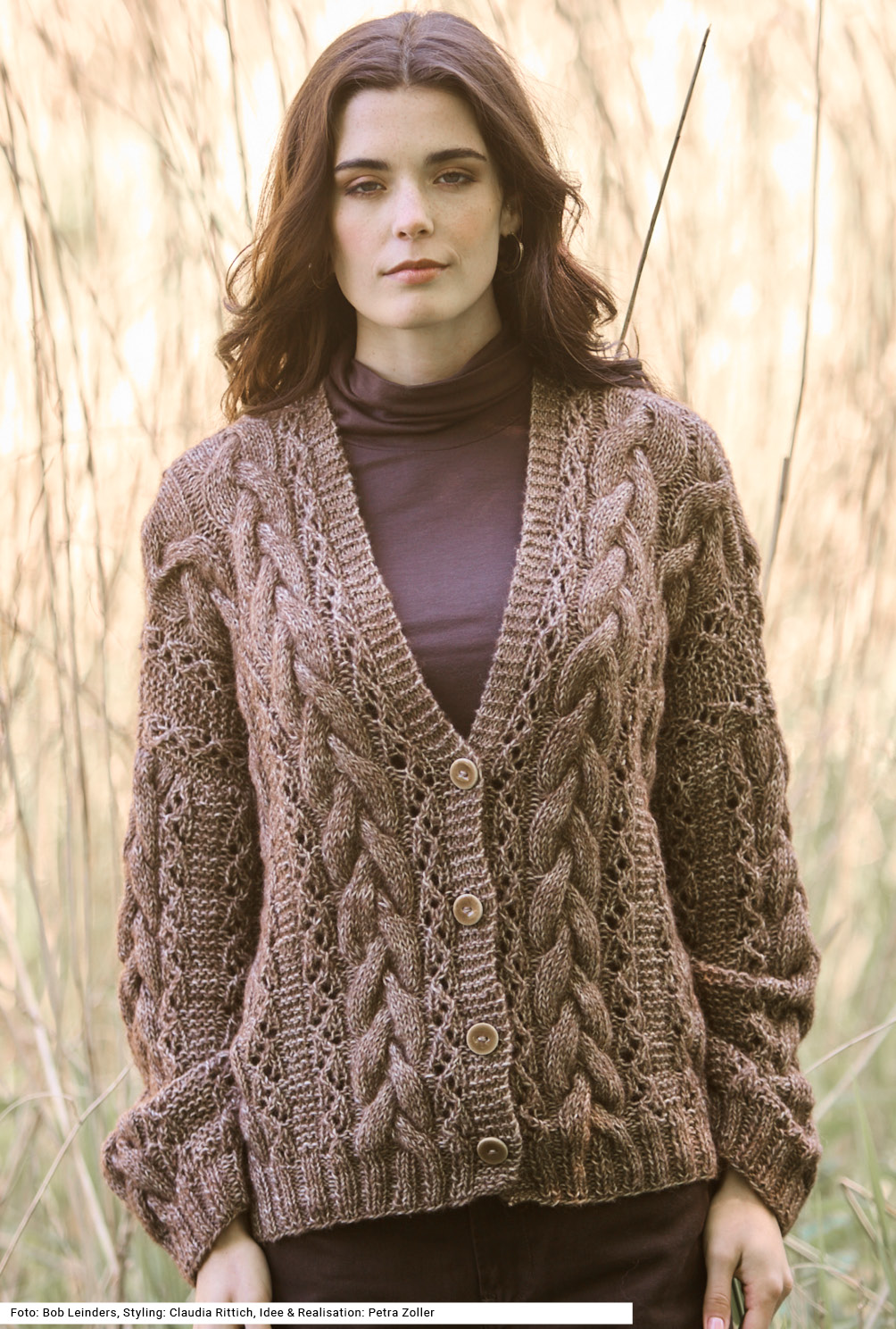 Modellansicht Bild 2: Jacke mit Zopf- und Ajourmuster