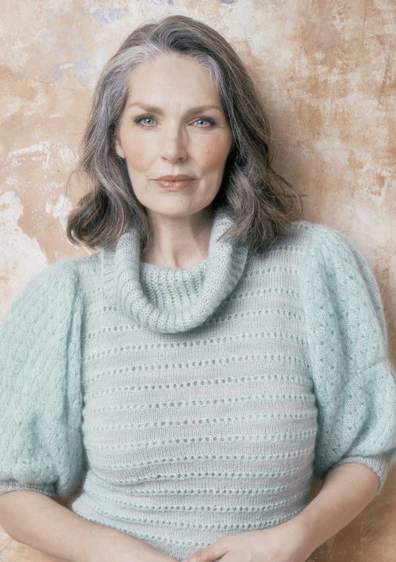 Mintfarbener Strickpullover, weicher Rollkragen, zarte Muster, voluminöse Ärmel. Handgemacht, elegant, modisch.