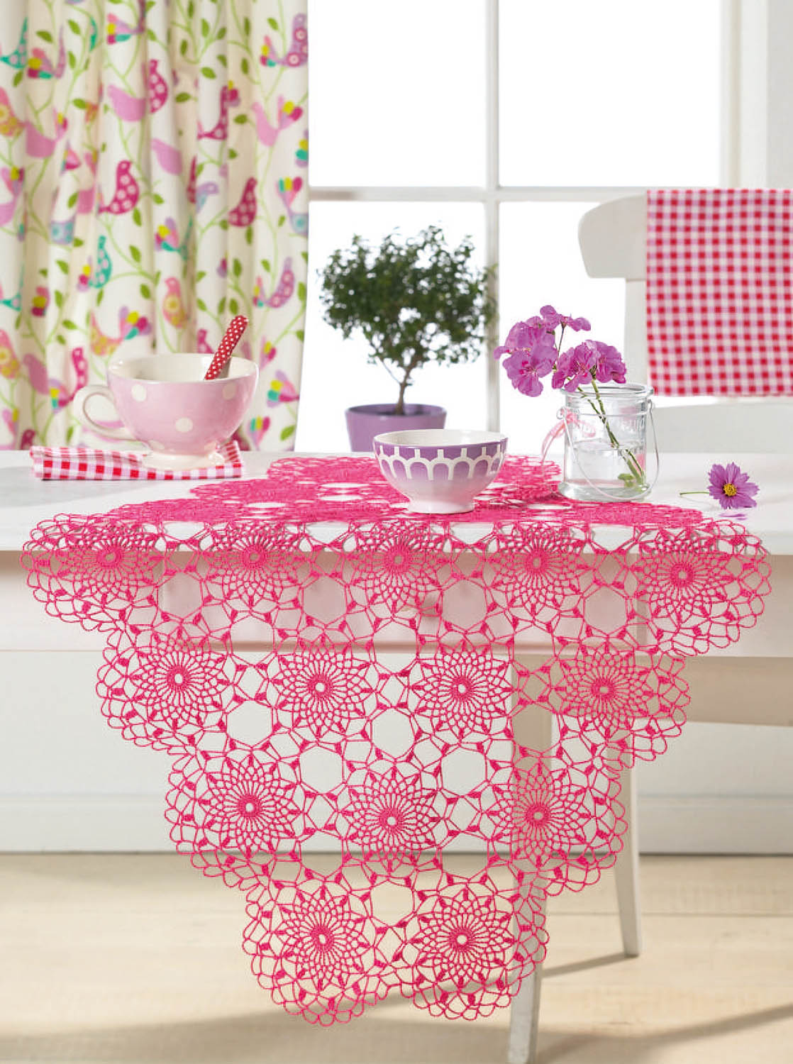 Handgemacht, pinkes Häkelmuster, florale Motive. Modischer Tischläufer in DIY-Look.