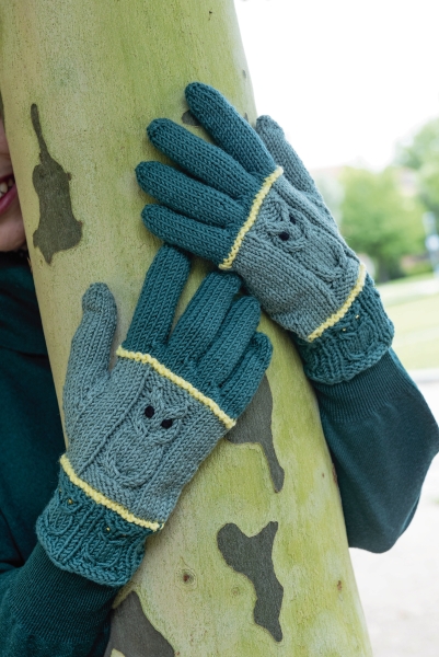 Modische, gestrickte Handschuhe in Grau-Blau, gelber Rand, Eulenmotiv-Muster, detaillierte Handarbeit.
