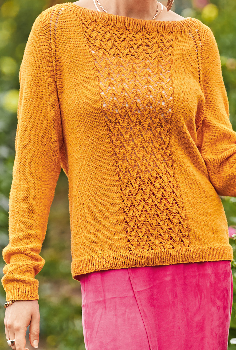 Modellansicht Bild 4: Orangener Strickpullover mit Musterbordüre als Raglan von oben
