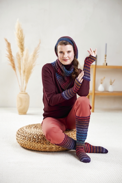 Bunte selbstgemachte Strickkleidung: Schal, Mütze, Handschuhe und Socken - modisch und gemütlich.