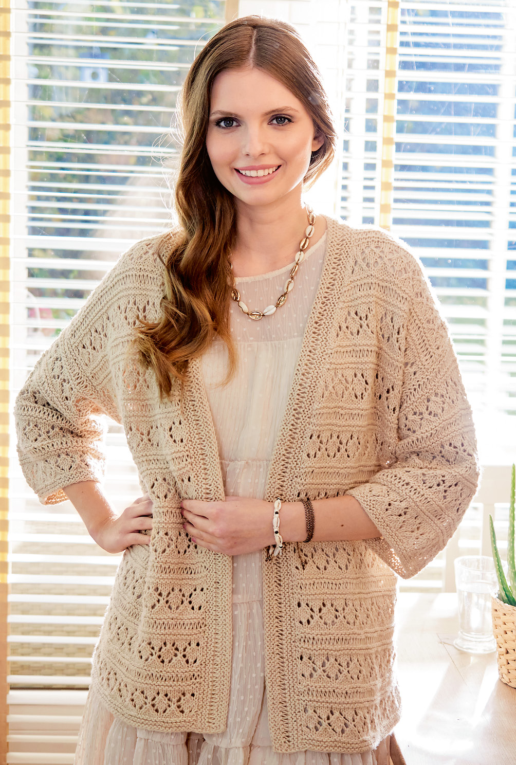 Modellansicht Bild 3: Verschlusslose Damenjacke mit Ajour-Rautenmuster in Sand