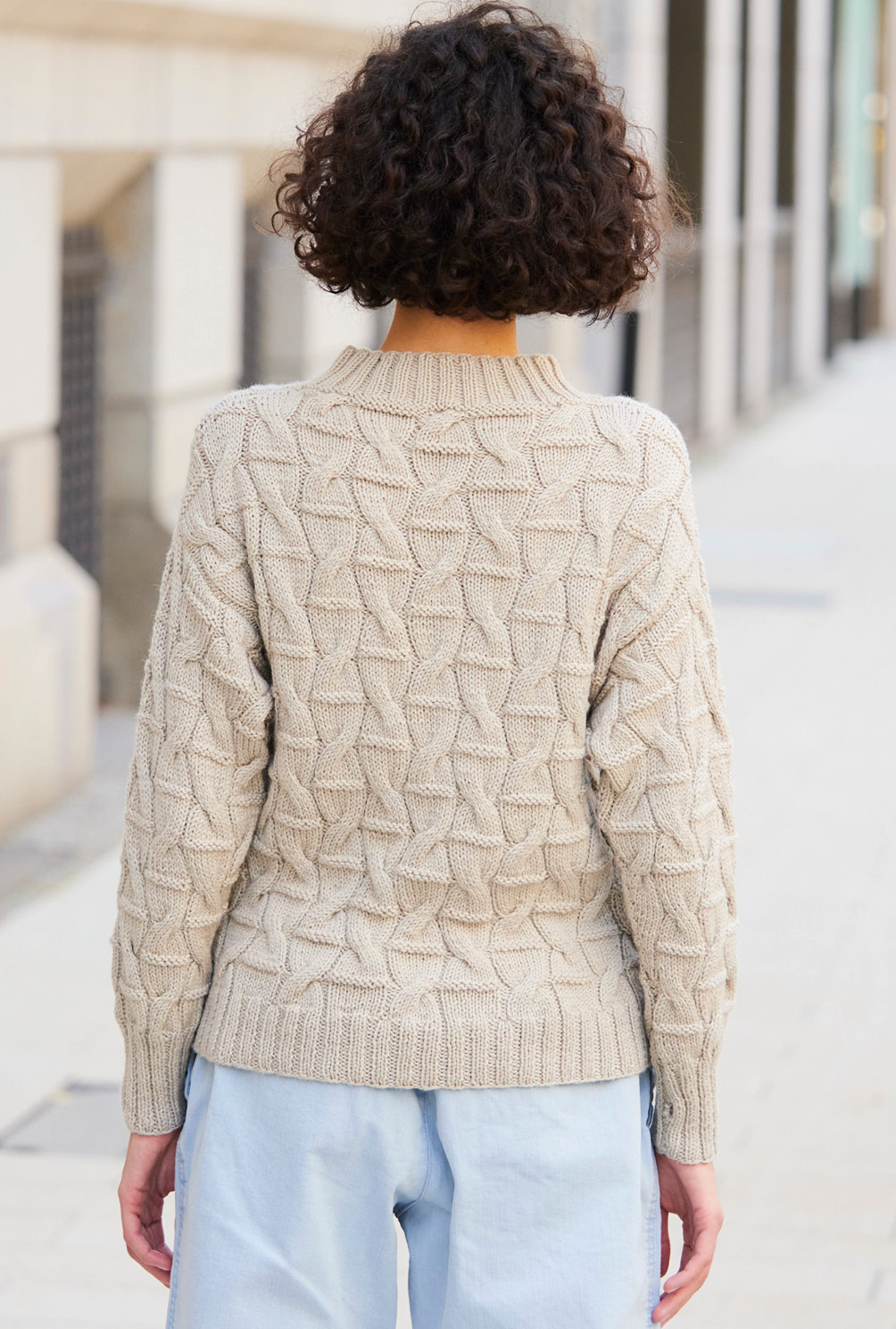 Modellansicht Bild 7: Pullover mit Zopf-Strukturmuster und Turtleneck-Kragen