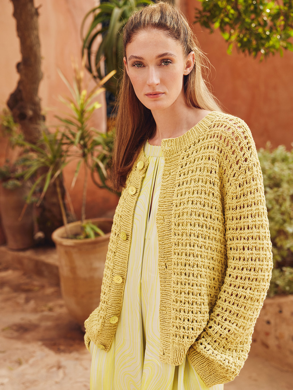 Modellansicht Bild 1: Jacke mit Loch-Strukturen
