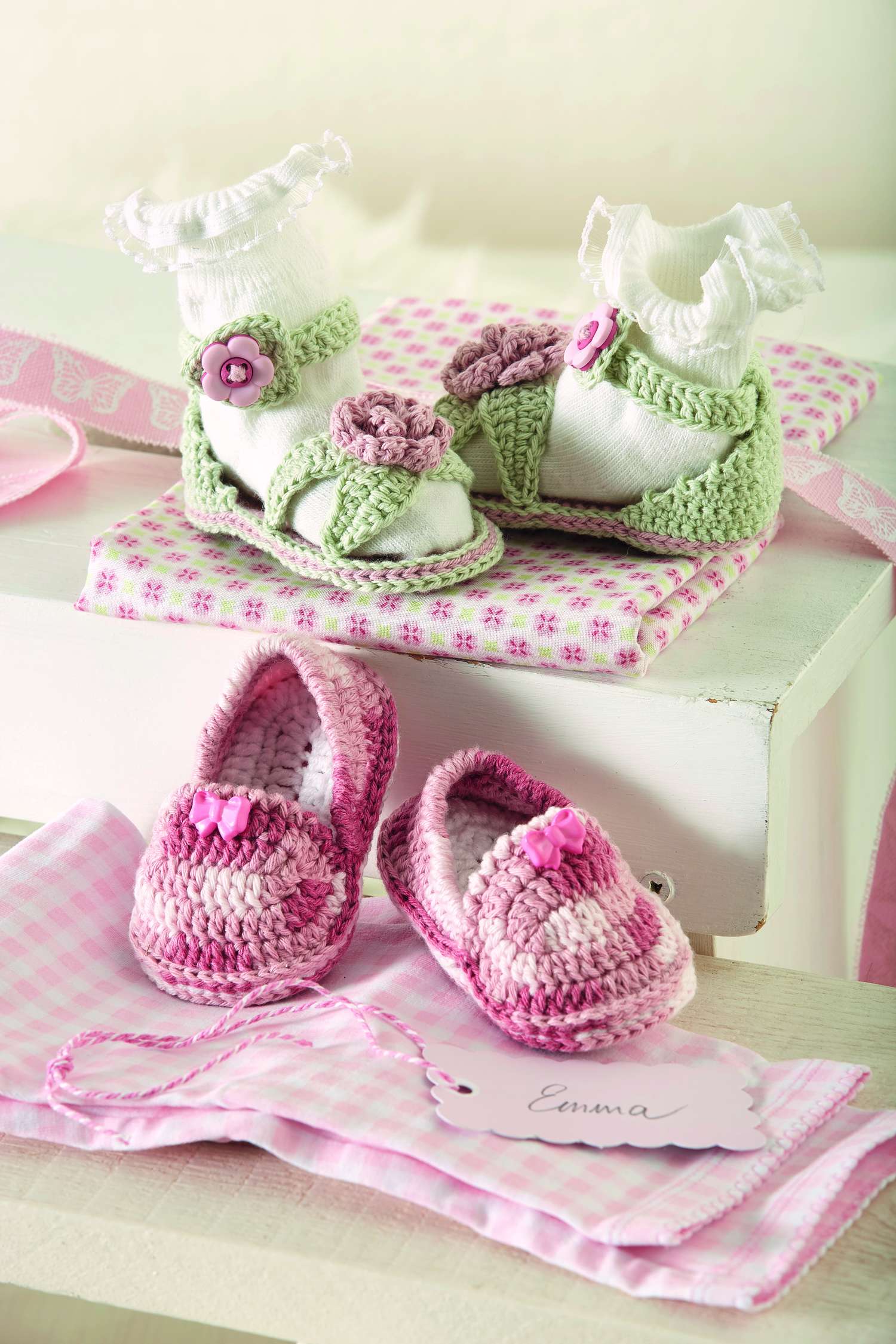 Gehäkelte Baby-Sandalen und Schuhe, pastellfarben, blumenverziert, DIY, zartes Rosa und Grün, detailreich.