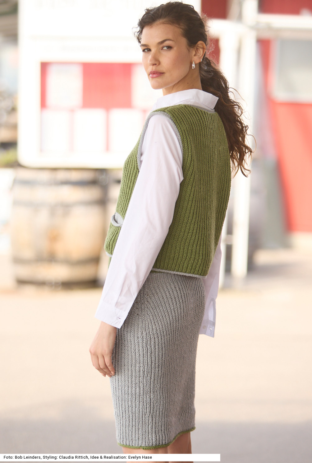 Modellansicht Bild 3: Weste und Rock im Halbpatent