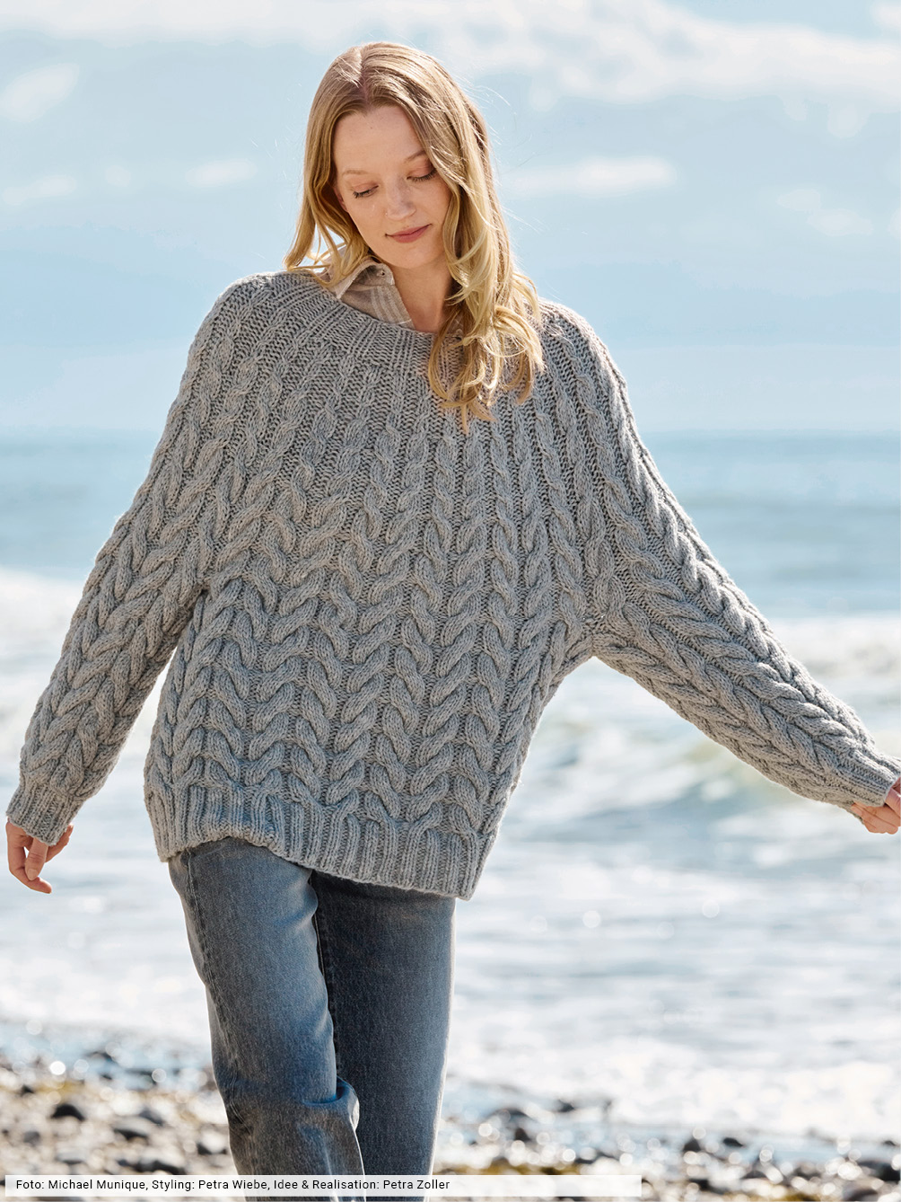 Modellansicht Bild 1: Zopfmuster-Pulli mit Rundpasse