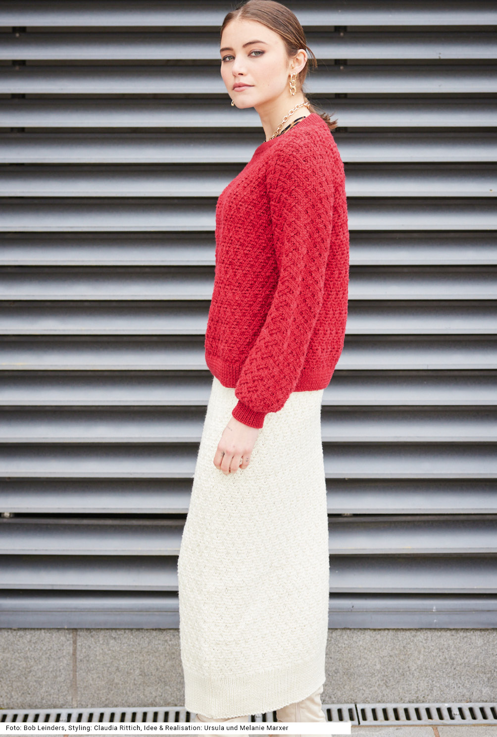 Modellansicht Bild 3: Pulli in Rot und Rock in Weiß mit Flechtmuster