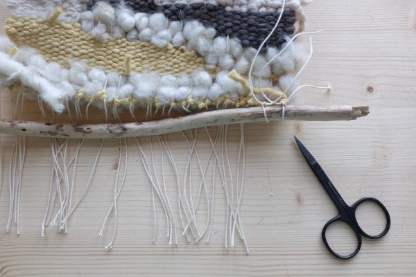 Handgemachter Wandteppich mit natürlichen Farben, grobes Muster; beige, weiß, braun, gelb; rustikal, DIY.