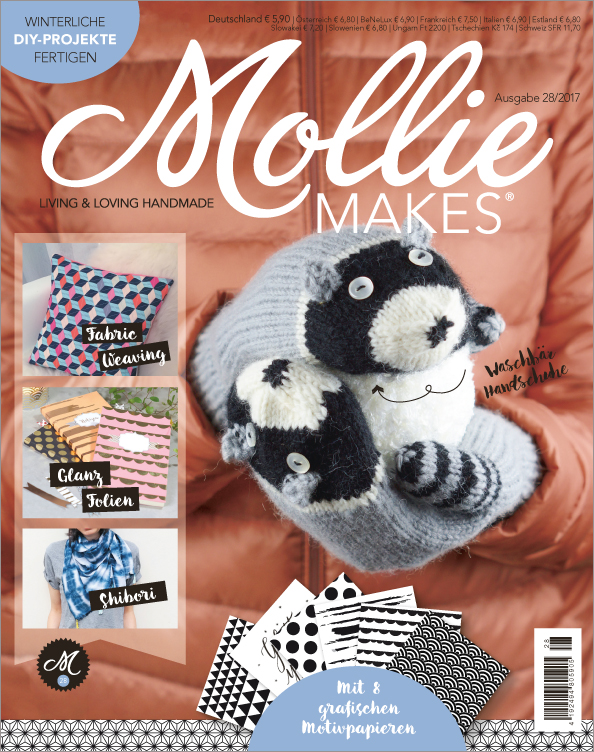 Graue, gestrickte Waschbärmütze mit verspielten Knopfaugen. Modisch, handgemacht, detailreich.