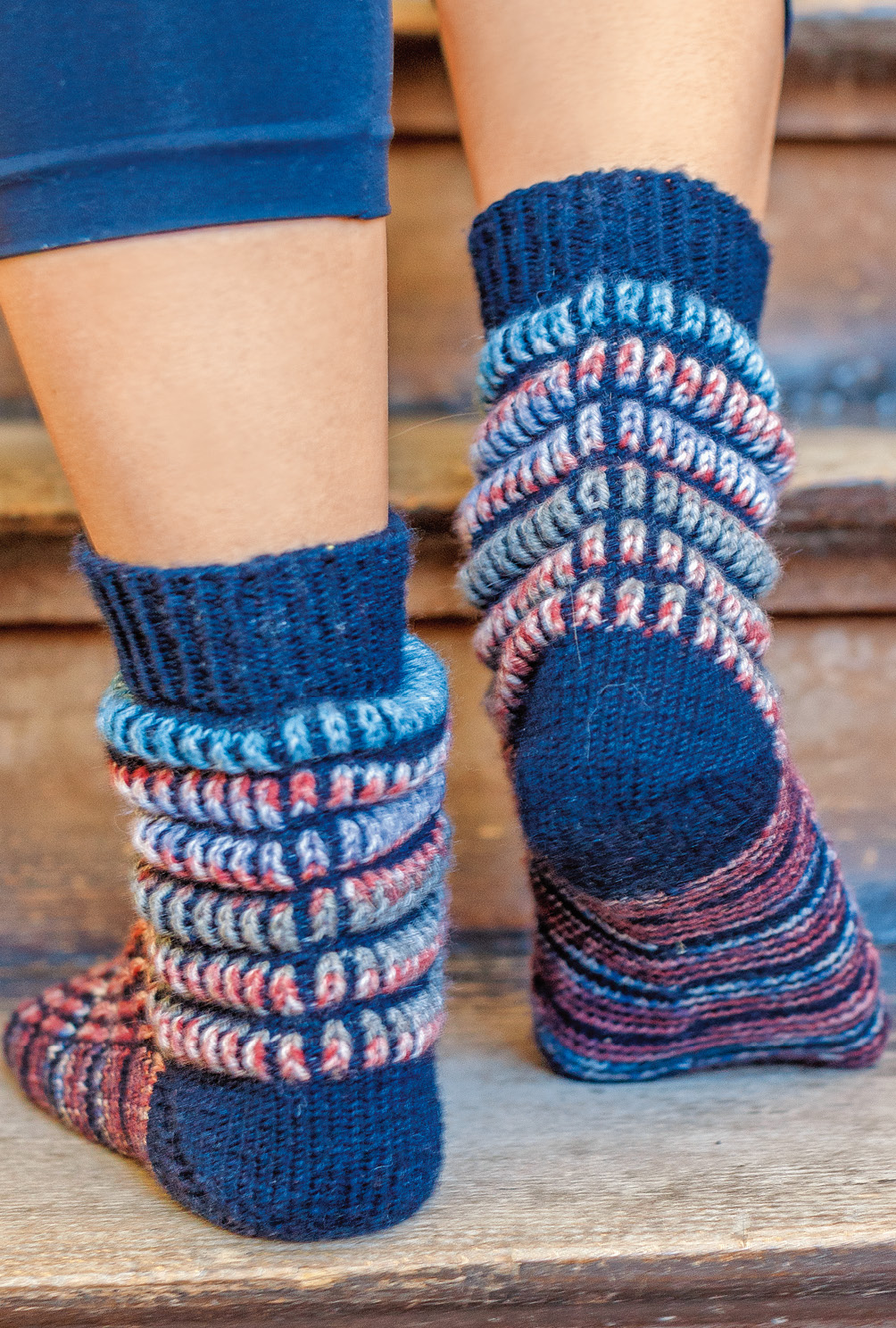 Gestrickte blau-bunte Socken mit Patentrippenmuster