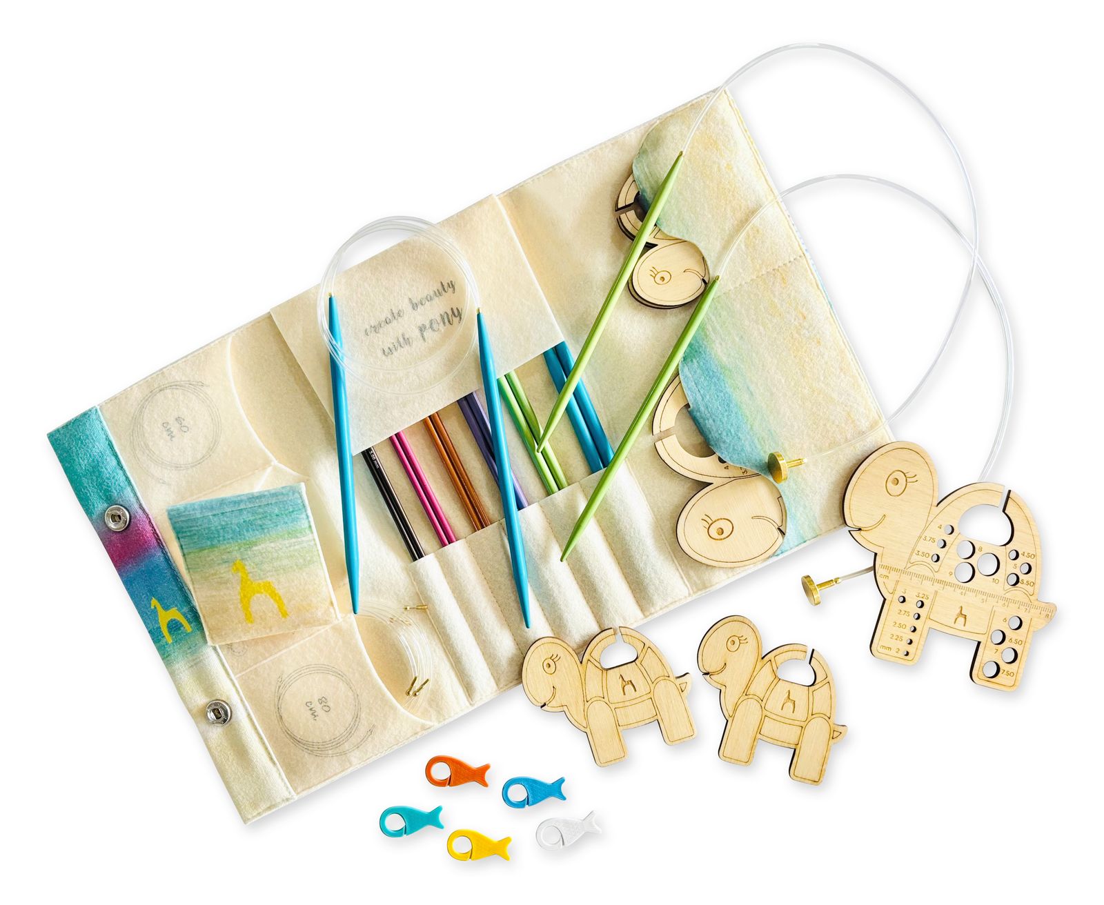 Buntes DIY-Strickset mit Nadeln, Holzfiguren und farbenfrohem Zubehör, ideal für kreative Handarbeit.
