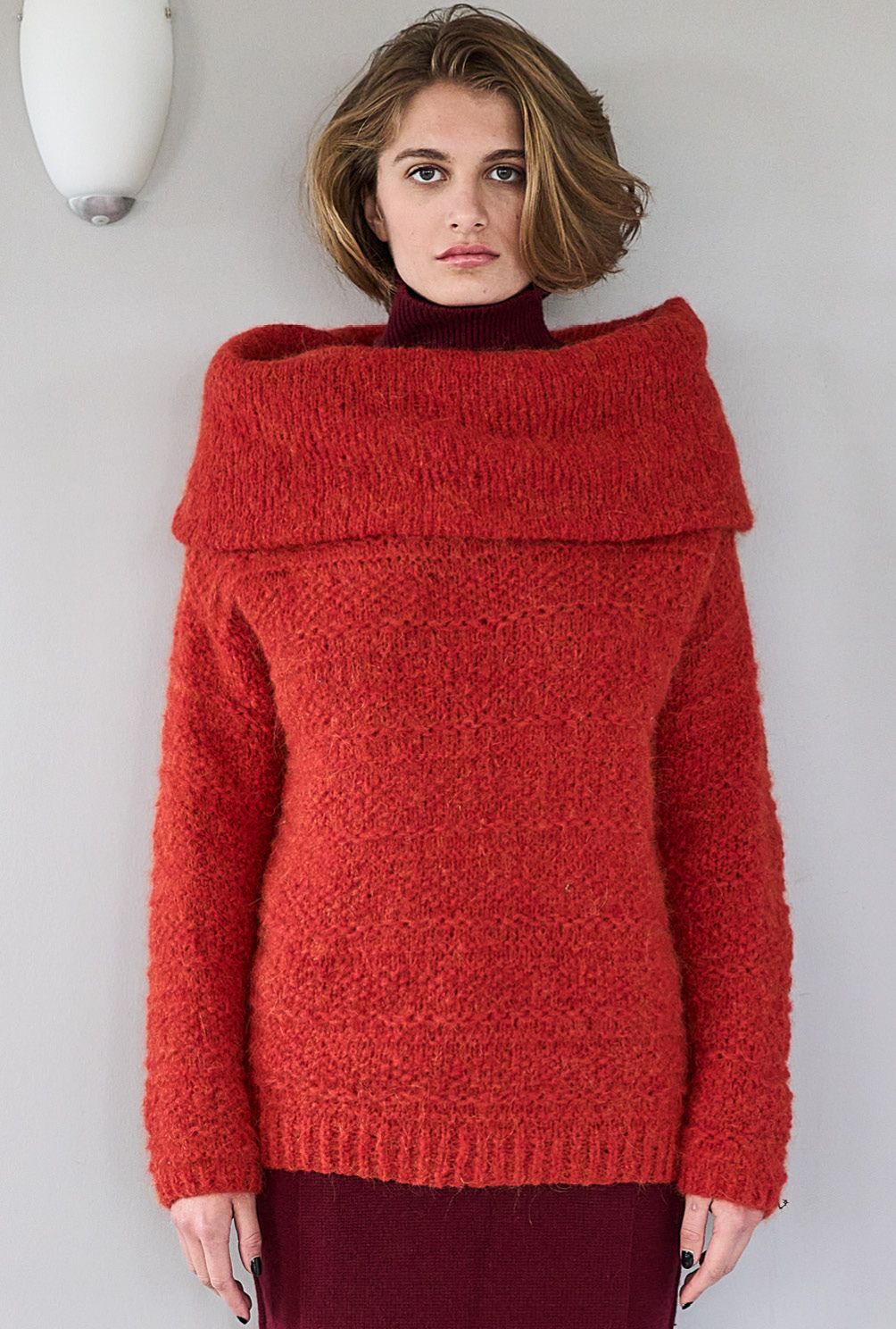 Roter Pulli mit großem Kragen