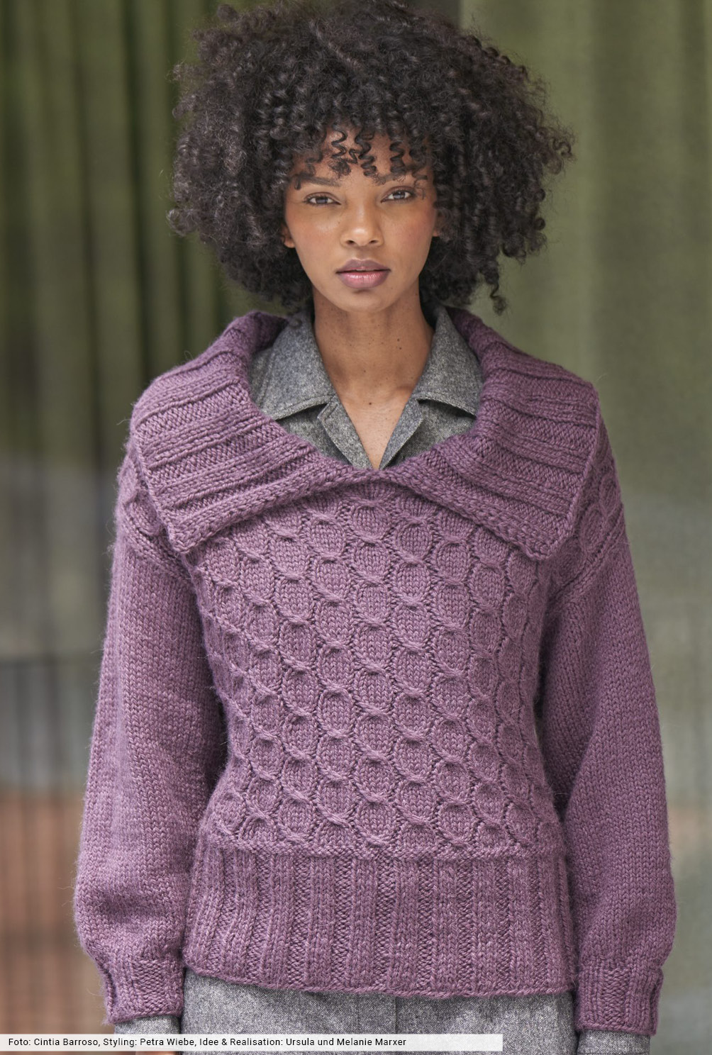 Modellansicht Bild 2: Zopfmuster-Pulli mit großen Kragen