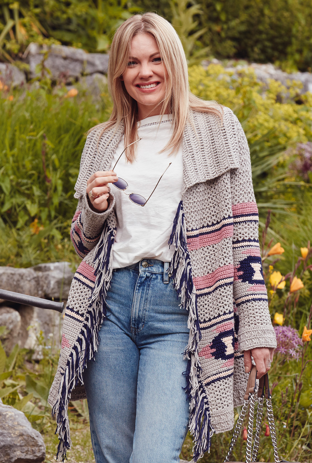 Modellansicht Bild 3: Gehäkelte Jacke in Muster- und Farbvielfalt mit langen Fransen