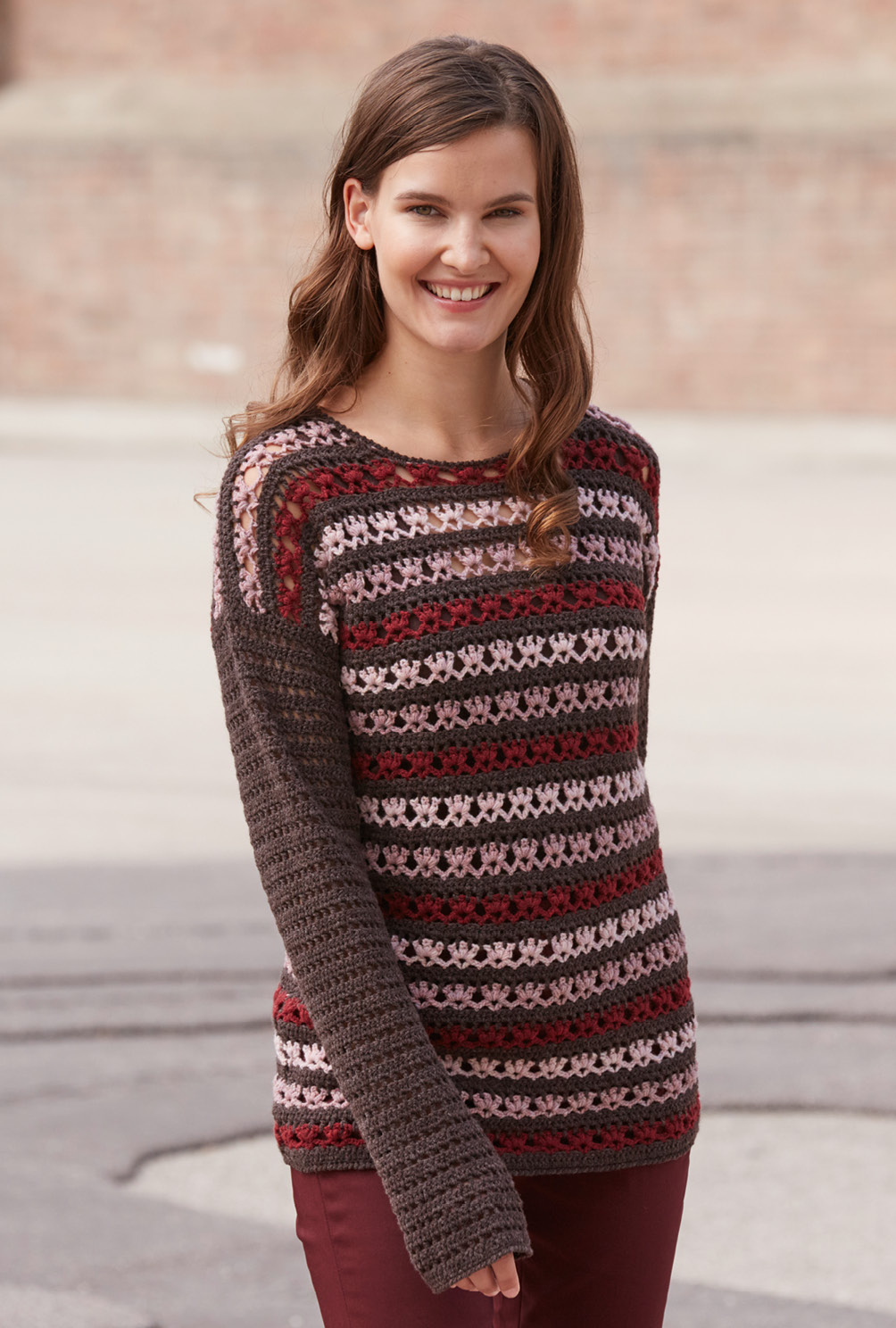 Modellansicht Bild 4: Ein warmer Pulli: fein gestreift und luftig gehäkelt
