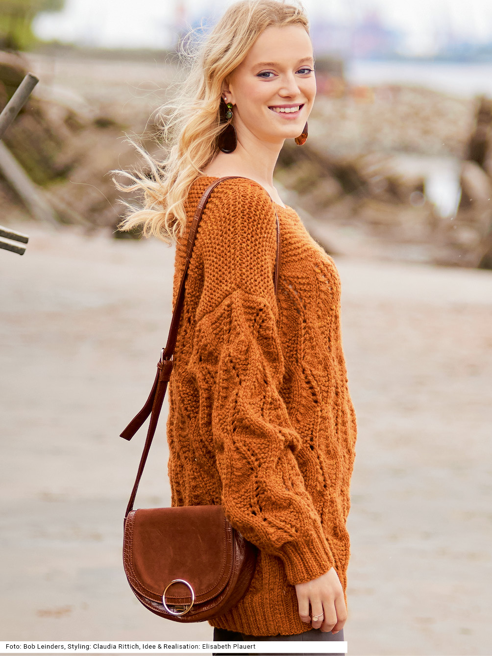 Modellansicht Bild 1: Pulli mit Ajourmuster in Rostbraun