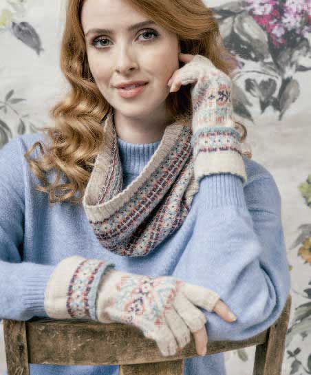 Modischer Pullover in Blau, selbstgemachte Fingerlinge und Schal mit buntem Strickmuster, handgemacht, elegant.