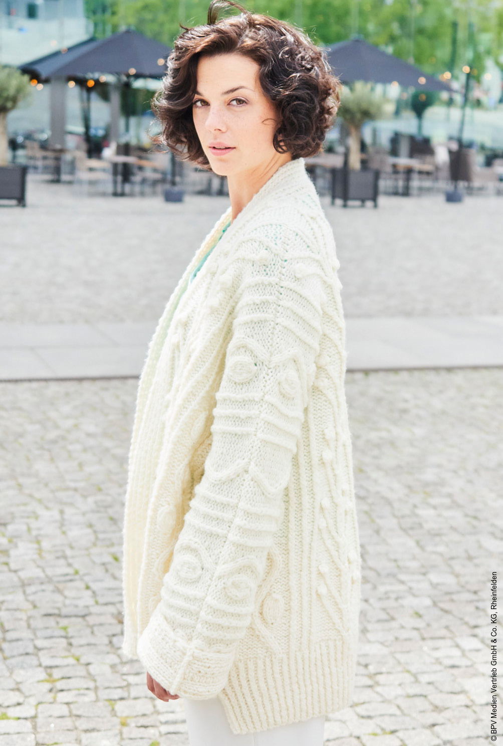 Modellansicht Bild 3: Jacke mit Aranmuster in Wollweiß