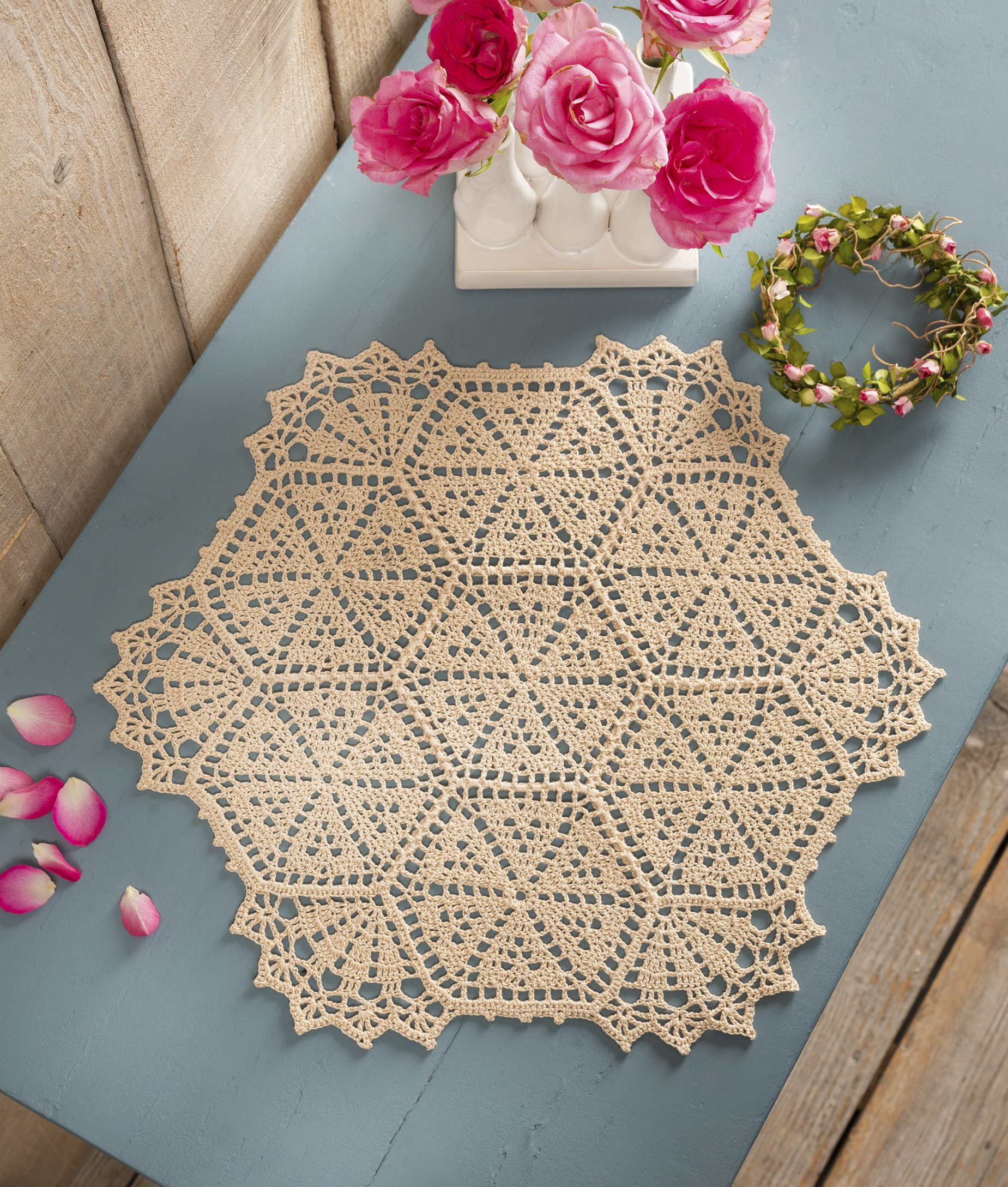 Handgeklöppeltes, beiges Deckchen mit geometrischem Muster, kunstfertig und elegant. Ideal für DIY-Enthusiasten.