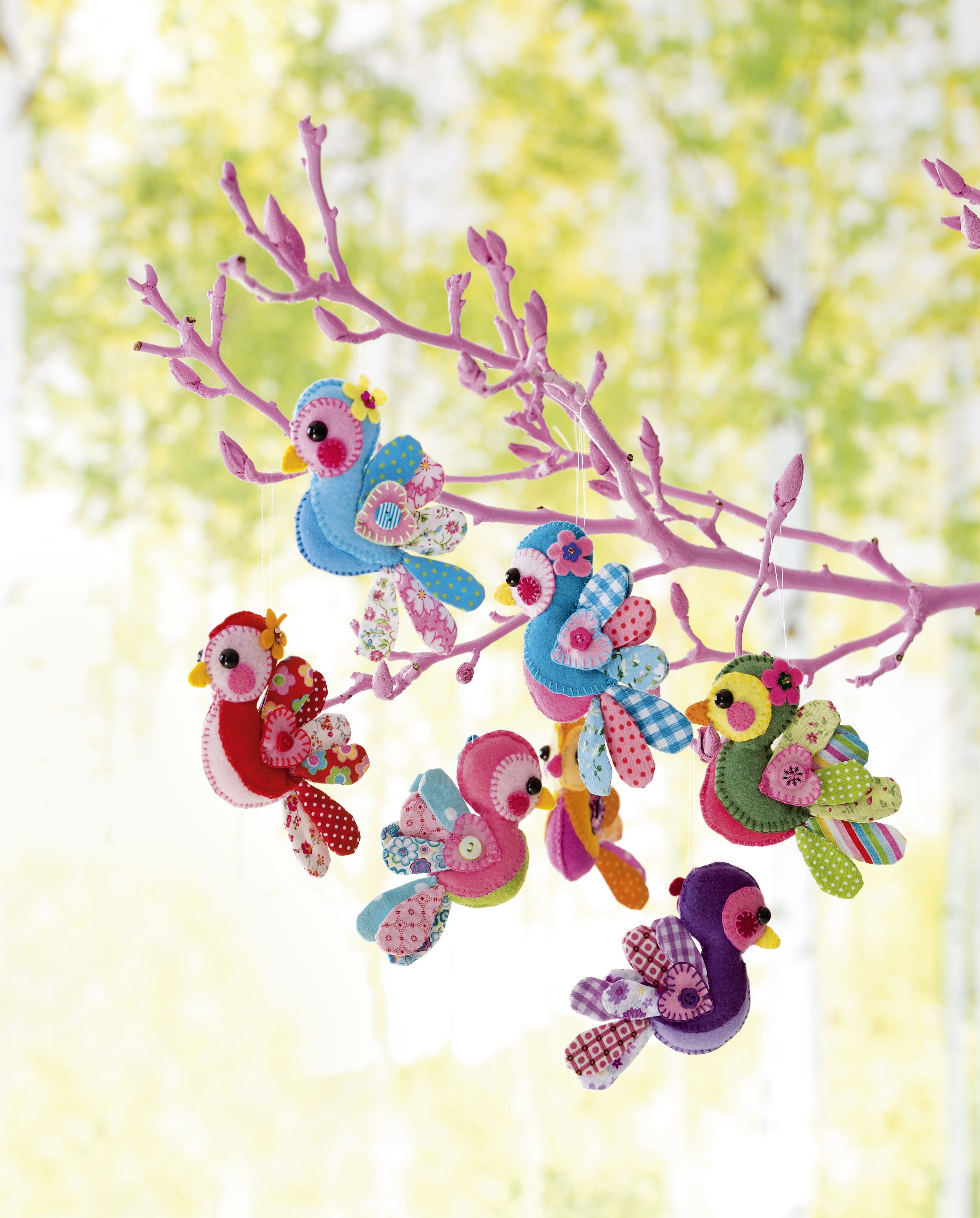 Handgemachte bunte Filzvögel mit Mustern und Blumenakzenten, modisch, diy, detailreich, Farbenmix.