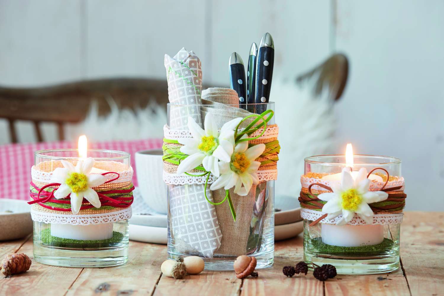 Handgemachte Gläser mit Blumenverzierung, buntem Band & Spitze, perfekt für stimmungsvolle Dekoration.