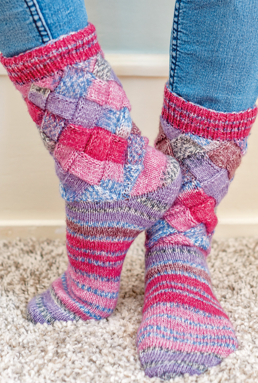 Gestrickte Flechtmustersocken in Beere-Mix