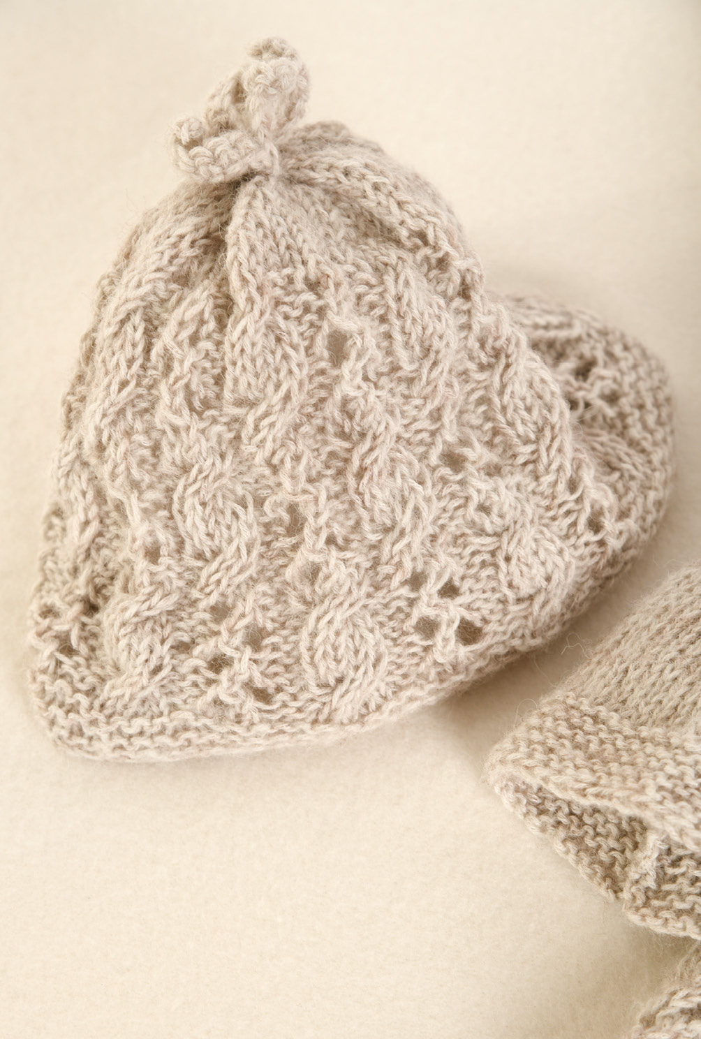 Modellansicht Bild 8: Strick-Set aus Mütze, Jacke und Hose in Beige fürs Baby