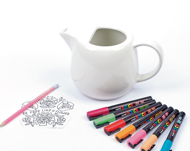 Bunte Marker auf weißem Papier; DIY-Zeichnung, farbenfroh, kreative Handarbeit.