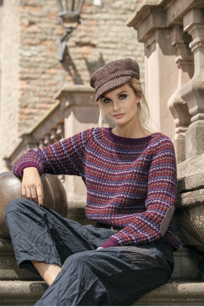 Modischer, gestreifter Pullover in Lila-Tönen, handgestrickt. Lässige schwarze Hose, perfekte Herbstgarderobe.